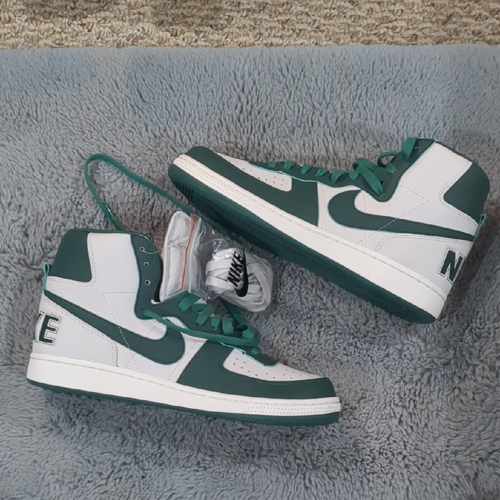 Nike Green and White Leather Sneakers with Padded Ankle And Extra Laces. No Box.